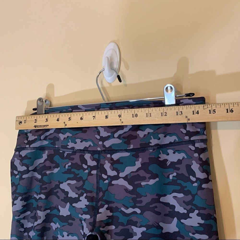 FABLETICS Salar Printed Camo‎ Powerhold Capris Teal Gray Purple Womens Medium - Picture 12 of 14